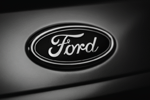 Reclamación por cartel de coches Ford y compensación a consumidores afectados