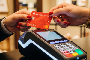 Como puedo denunciar a banco Santander por mi tarjeta revolving